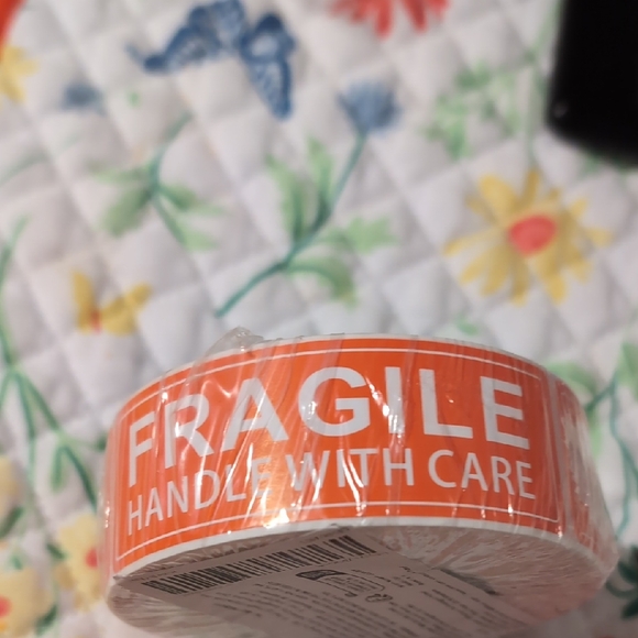 600 Count Fragile Handle With Care Stickers New - Picture 4 of 4